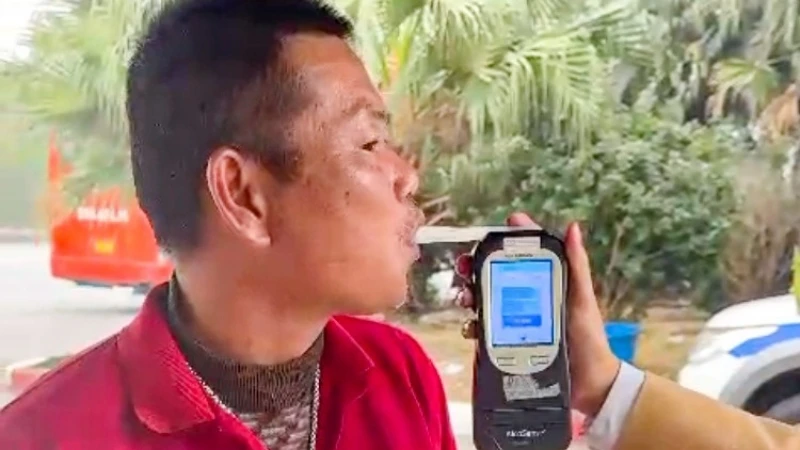 Tiến hành kiểm tra nồng độ cồn đối với lái xe N.T.D., phát hiện vi phạm ở mức 0,470 mg/L khí thở.