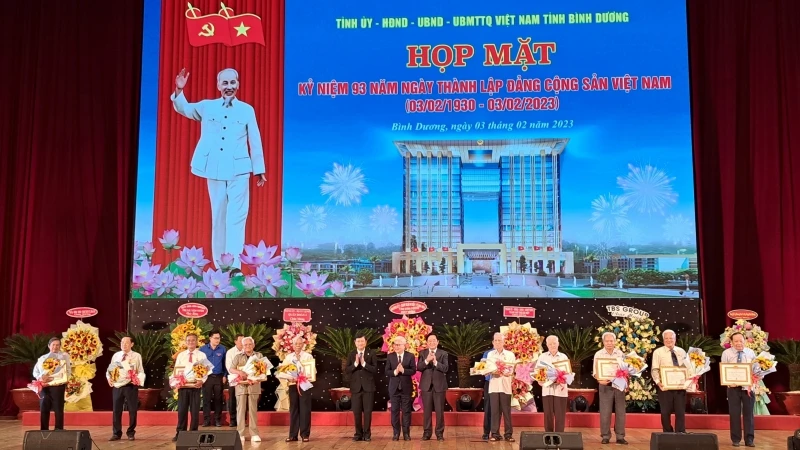 Lãnh đạo tỉnh Bình Dương trao Huy hiệu Đảng cho các đồng chí nguyên là cán bộ lãnh đạo tỉnh Sông Bé, tỉnh Bình Dương qua các thời kỳ.