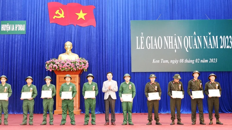 Đồng chí Võ Anh Tuấn trao Giấy khen cho các công dân nhập ngũ.