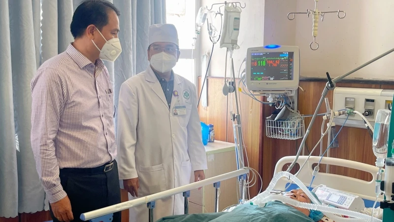 Lãnh đạo ngành y tế thăm hỏi bệnh nhân bị ngộ độc sau khi ăn chè.