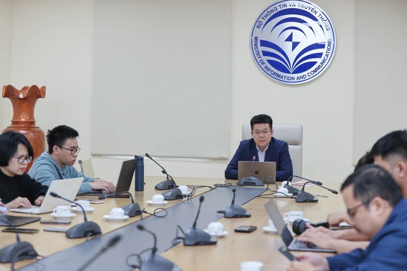 Ông Nguyễn Hồng Thắng, Cục trưởng Cục Viễn thông (Bộ Thông tin và Truyền thông) trao đổi với các phóng viên.
