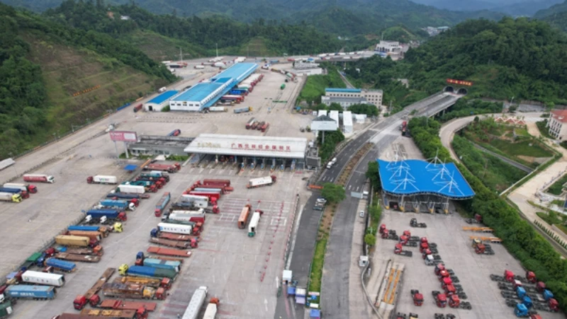 Thông quan hàng hóa giữa Trung Quốc với Việt Nam tại cửa khẩu Hữu Nghị Quan, Quảng Tây. (Ảnh: People.com.cn)