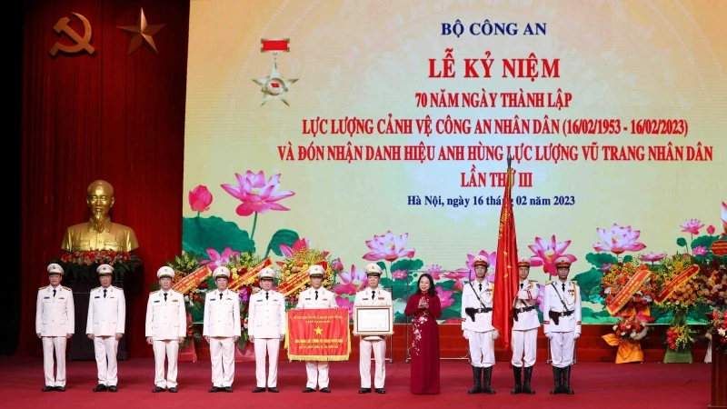 Quyền Chủ tịch nước Võ Thị Ánh Xuân trao danh hiệu Anh hùng Lực lượng vũ trang nhân dân tặng Bộ Tư lệnh Cảnh vệ.