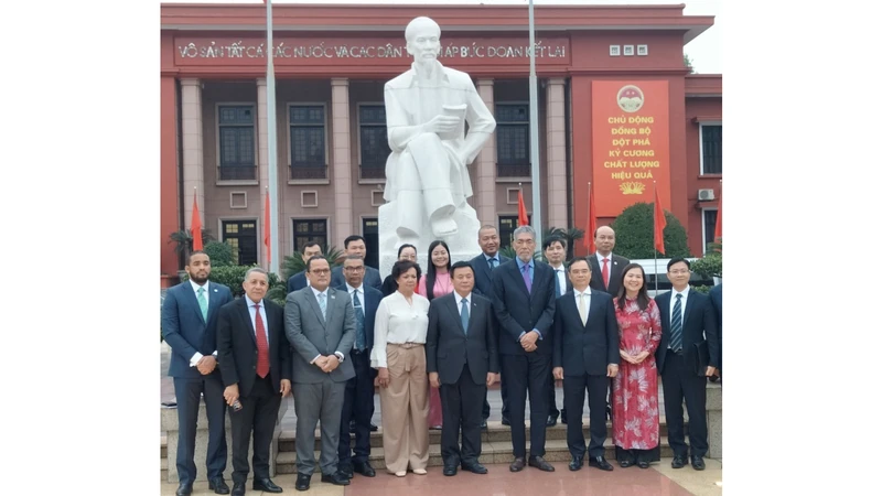 Tăng cường hợp tác và đào tạo giữa Đảng ta và Đảng Phong trào Cánh tả thống nhất Cộng hòa Dominica.