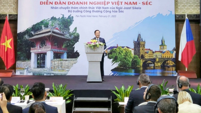 Chủ tịch VCCI Phạm Tấn Công phát biểu tại Diễn đàn.