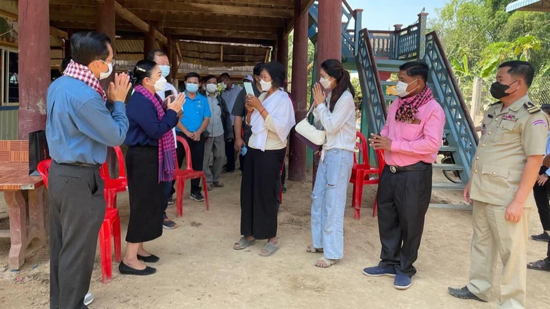 Đoàn Bộ Y tế Campuchia đến thăm và tuyên truyền công tác phòng lây nhiễm cúm gia cầm cho người dân tại nơi xảy ra vụ việc. (Ảnh: Fresh News)