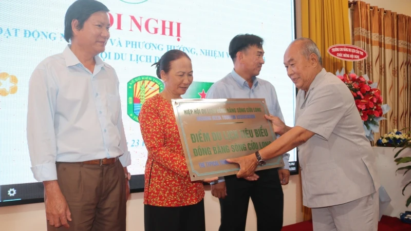 Lãnh đạo Hiệp hội Du lịch đồng bằng sông Cửu Long trao quyết định công nhận điểm du lịch tiêu biểu của vùng.