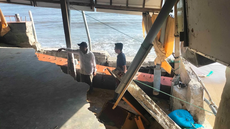 Căn nhà của anh Đỗ Xuân Bốn ở thôn Ninh Chử 1, thị trấn Khánh Hải, huyện Ninh Hải, tỉnh Ninh Thuận bị sóng đánh sập tường và móng nhà.