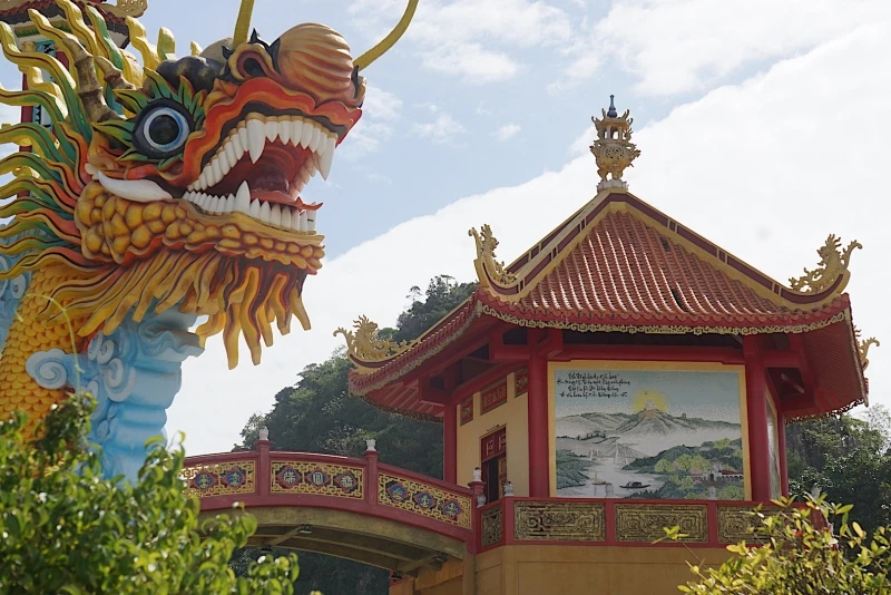 Một góc tháp được đính tranh sứ.