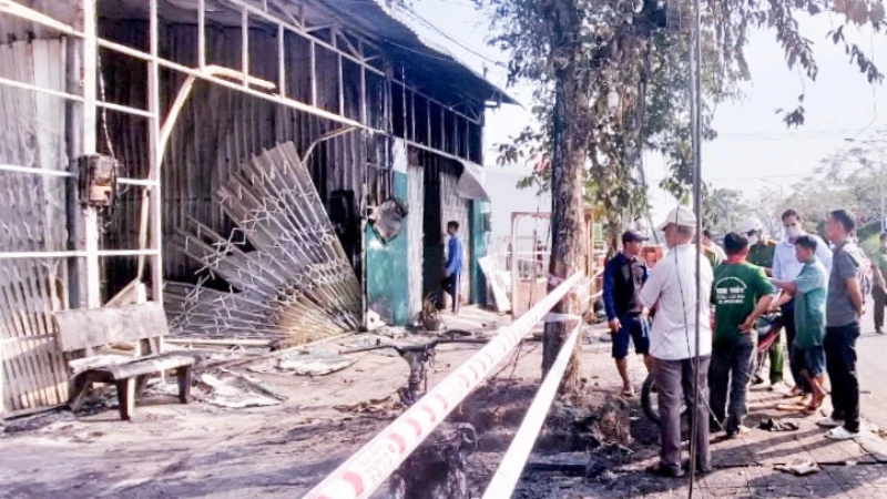 3 căn nhà bị cháy rụi nghi do chập điện.