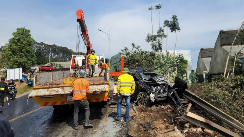 Lực lượng cứu hộ xử lý hiện trường.