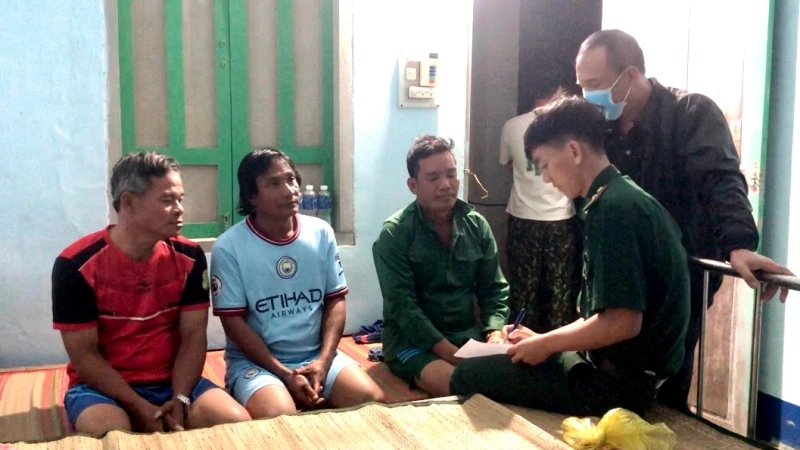 Đồn Biên phòng cửa khẩu cảng Phú Quý tiếp nhận 3 thuyền viên trên sà-lan LA-05922 đưa về Trạm tìm kiếm, cứu nạn Phú Quý chăm sóc y tế.