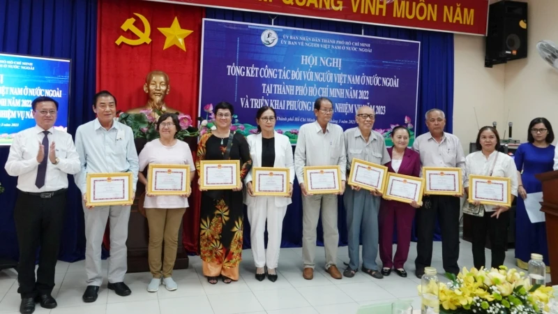 Khen thưởng cho các cá nhân có thành tích trong công tác kiều bào.