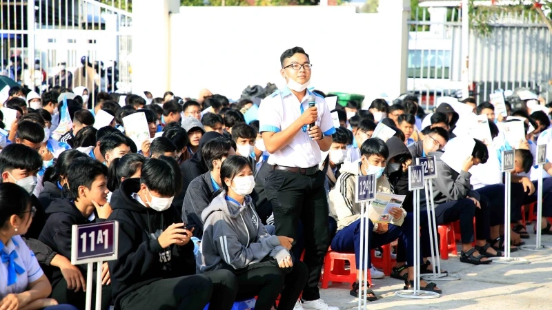 Các học sinh trung học phổ thông ở Sóc Trăng đặt câu hỏi với Ban tuyển sinh quân sự.