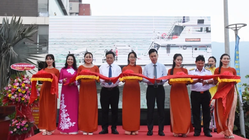 Các đại biểu cắt băng khai mạc triển lãm chiều 24/3, tại Nhà trưng bày Hoàng Sa, Đà Nẵng.