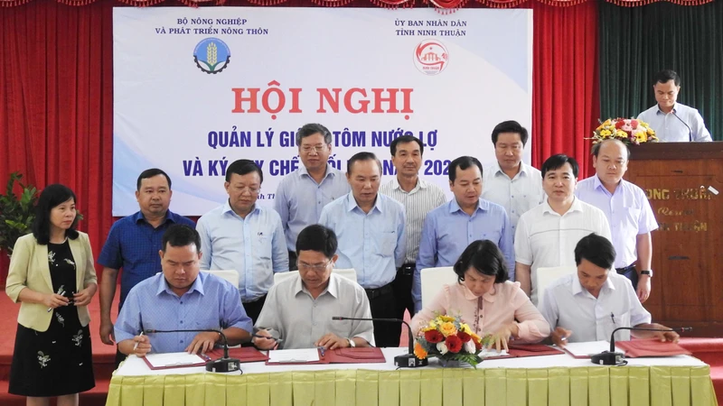 Đại diện ngành nông nghiệp của các tỉnh, thành phố trên cả nước ký kết quy chế phối hợp công tác quản lý giống tôm nước lợ tại hội nghị.