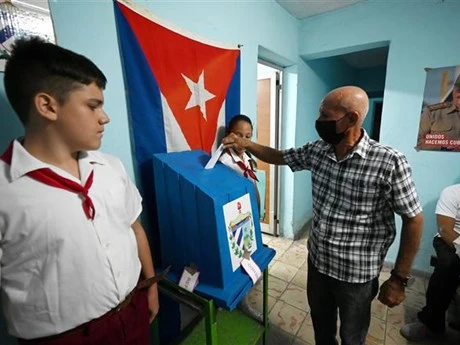 Cử tri Cuba bỏ phiếu bầu cử địa phương tại Havana, ngày 25/9/2022. (Ảnh: AFP/TTXVN)