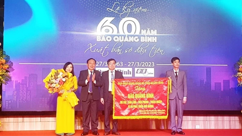 Phó Bí thư Thường trực Tỉnh ủy Trần Hải Châu trao tặng bức trướng cho Ban Biên tập Báo Quảng Bình.
