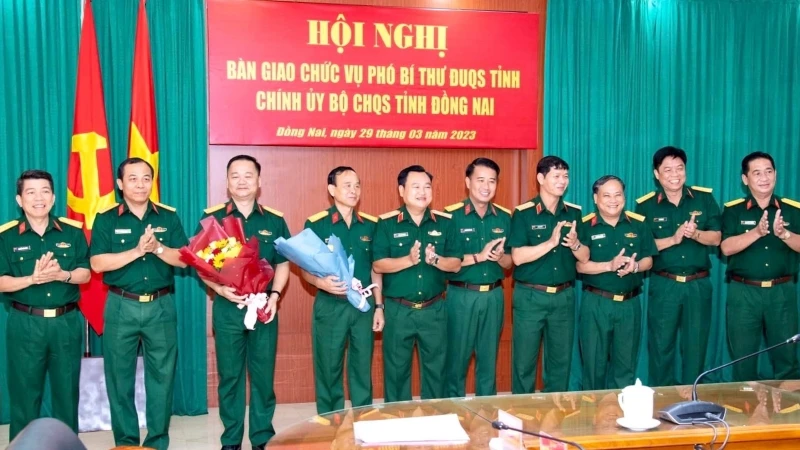 Các đại biểu dự Hội nghị tặng hoa chúc mừng Đại tá Bùi Đăng Ninh được bổ nhiệm chức vụ mới và Đại tá Huỳnh Thanh Liêm nhận quyết định nghỉ chờ hưu.