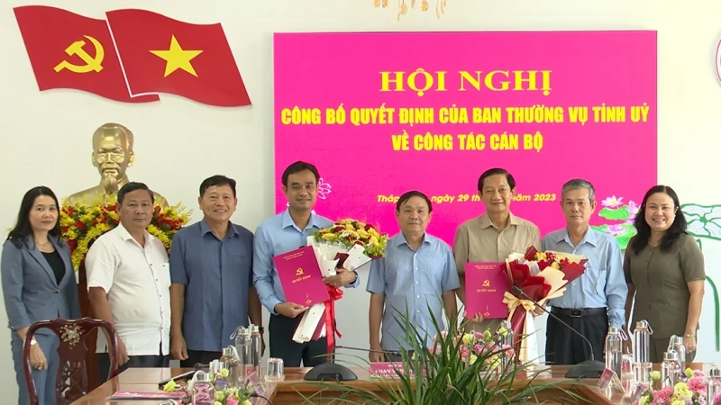 Ban Thường vụ Tỉnh ủy Đồng Tháp trao quyết định về công tác cán bộ