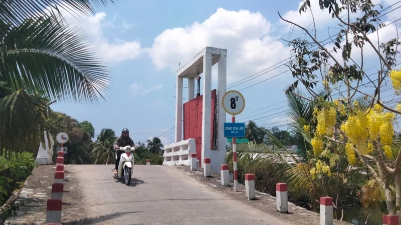 Cầu và cống Xẻo Lợp, ấp Cạnh Đền, xã Vĩnh Phong, huyện Vĩnh Thuận kết hợp giúp lưu thông thuận lợi.