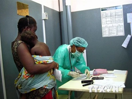 Điều trị cho bệnh nhân nhiễm virus Marburg. (Ảnh: AFP/TTXVN)