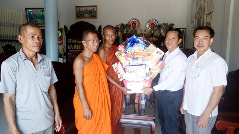 Đoàn công tác An Giang thăm, chúc Tết cổ truyền Chôl Chnăm Thmây.