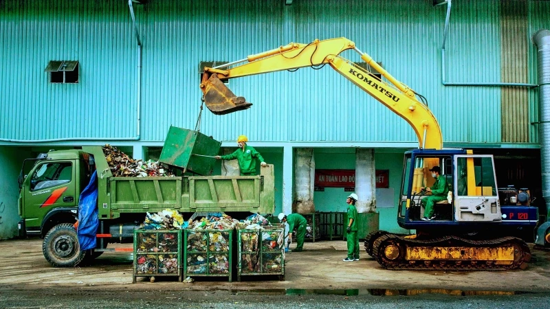 Tiếp nhận rác thải trước khi đưa vào xử lý tại Nhà máy xử lý rác thải thành phố Cà Mau.