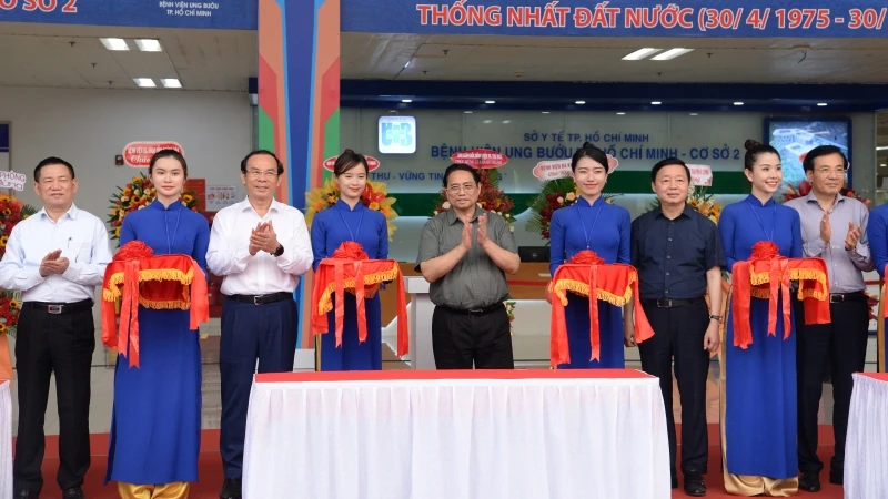 Thủ tướng Phạm Minh Chính và các đồng chí lãnh đạo cắt băng khánh thành Bệnh viện Ung bướu Thành phố Hồ Chí Minh (cơ sở 2).