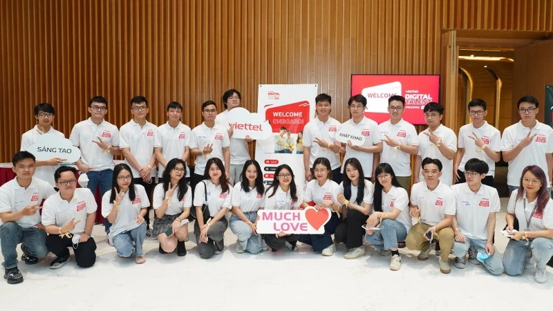 Các sinh viên được tuyển chọn tham gia Chương trình Thực tập sinh tài năng năm 2023.