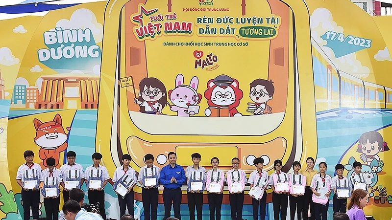 Đại diện Ban tổ chức trao quà tặng thiếu nhi có hoàn cảnh khó khăn tại Ngày hội.