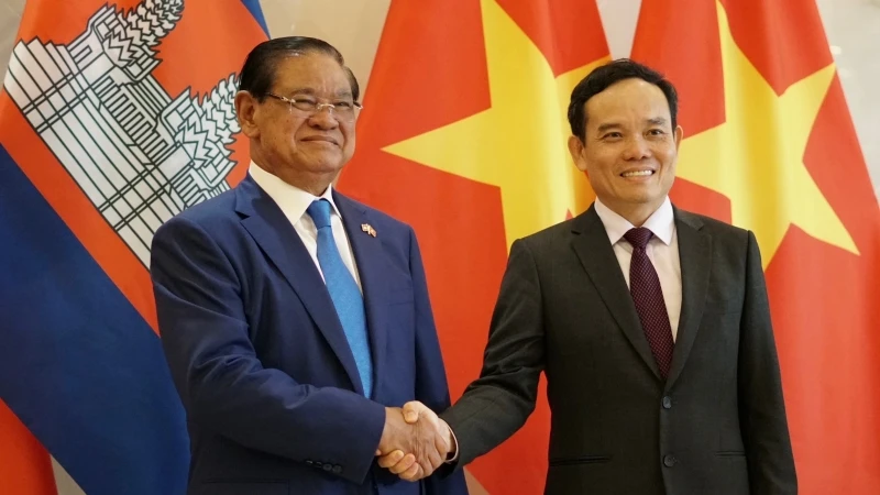Phó Thủ tướng Trần Lưu Quang và Phó Thủ tướng, Bộ trưởng Nội vụ Vương quốc Campuchia Samdech Krolahorm Sar Kheng (trái).