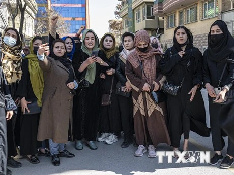 Phụ nữ Afghanistan biểu tình đòi các quyền lợi tại thủ đô Kabul ngày 8/3/2023. (Ảnh: AFP/TTXVN)
