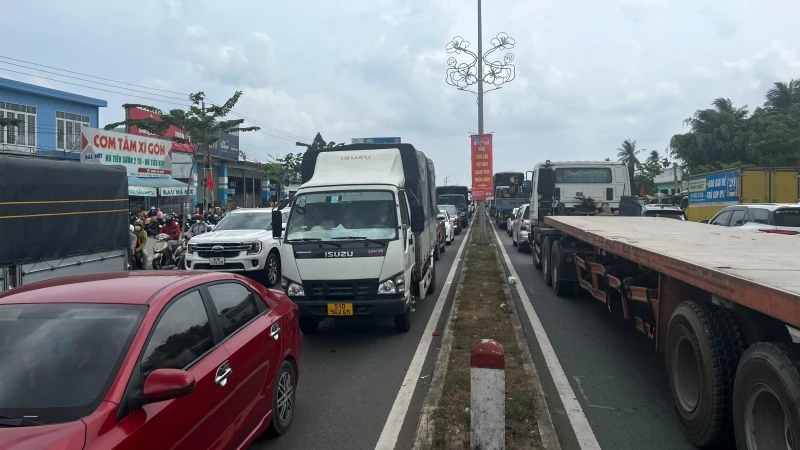 Cả hai hướng từ Bến Tre sang Tiền Giang và ngược lại đều bị kẹt xe.