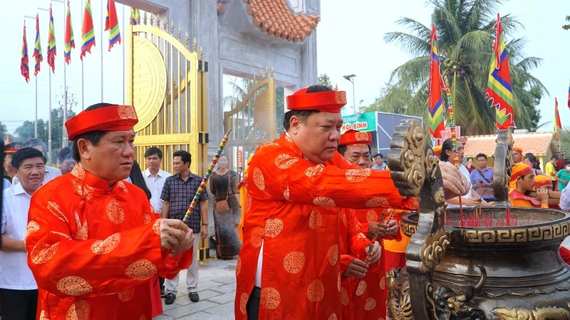 Lãnh đạo tỉnh Cà Mau dâng hương tưởng nhớ công ơn trời biển của các vị Vua Hùng nhân Ngày Giỗ Tổ, vào sáng 29/4.
