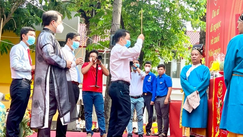 Lãnh đạo quận 6 thực hiện nghi thức dâng hương các Vua Hùng.