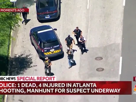 Cảnh sát Mỹ có mặt tại hiện trường vụ xả súng. (Nguồn: NBC News)
