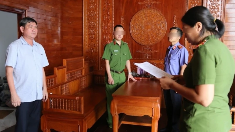 Giám đốc Công ty Trách nhiệm hữu hạn Một thành viên Môi trường Trà Vinh Hứa Đông bị khởi tố, bắt tạm giam.