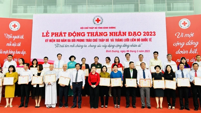 Các đại biểu trao tặng hoa và bảng tri ân Tấm lòng vàng cho các cơ quan, đơn vị, doanh nghiệp, nhà hảo tâm.