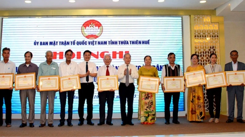Lãnh đạo tỉnh tặng Bằng khen của Chủ tịch Ủy ban nhân dân tỉnh cho các tập thể đạt thành tích xuất sắc trong tham gia tổ chức “Ngày hội Đại đoàn kết toàn dân tộc”.