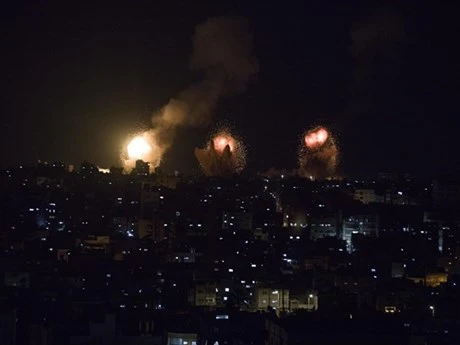 Khói lửa bốc lên sau các vụ không kích của Israel xuống thành phố Khan Yunis, Dải Gaza rạng sáng 7/4/2023. (Ảnh: THX/TTXVN)