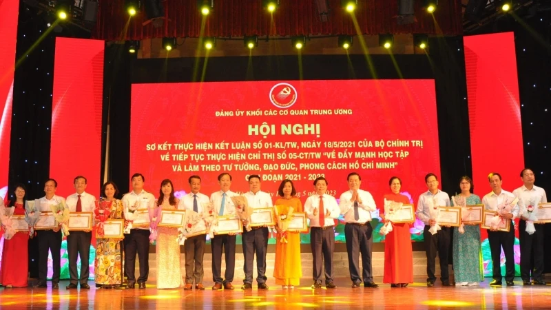Ban Thường vụ Đảng ủy Khối các cơ quan Trung ương khen thưởng các chi bộ có thành tích xuất sắc học tập và làm theo tư tưởng, đạo đức, phong cách Hồ Chí Minh.