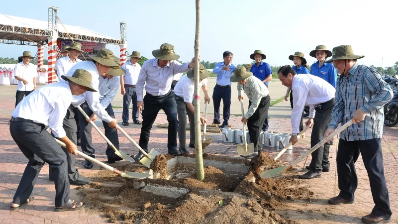 Lãnh đạo tỉnh và địa phương thuộc tỉnh Tiền Giang trồng cây xanh sáng 19/5.