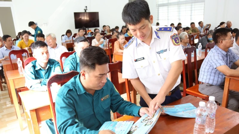 Tuyên truyền, phổ biến pháp luật về biển, đảo.