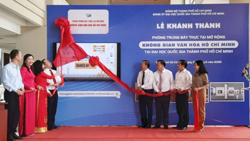 Nghi thức khánh thành Phòng Trưng bày thực tại mở rộng “Không gian văn hóa Hồ Chí Minh”. 