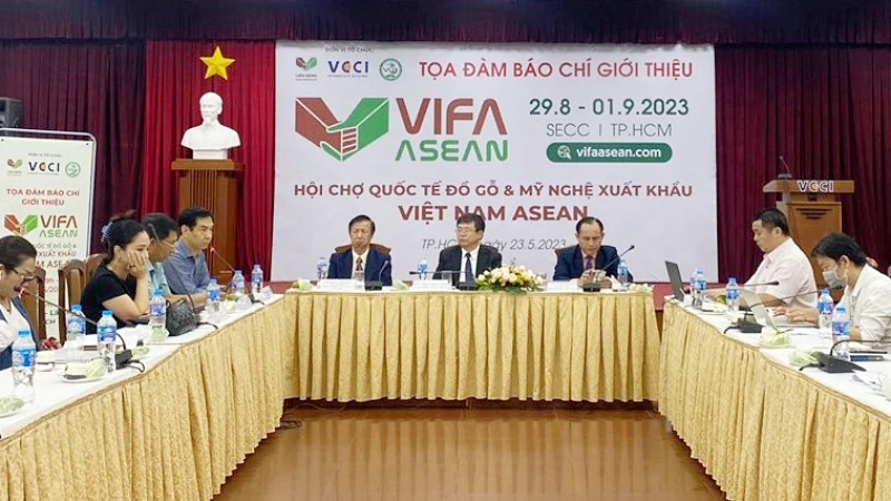Quang cảnh buổi giới thiệu về Hội chợ.