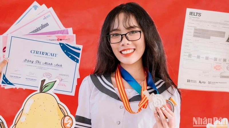 Em Đặng Thị Minh Anh, học sinh lớp 12 chuyên Anh 2 Trường trung học phổ thông Chuyên Lê Hồng Phong (Nam Định) giành giải Nhất nội dung thi Microsoft Word 2016.