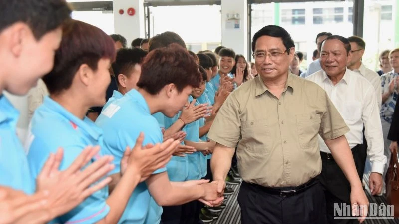 Các cầu thủ đội bóng đá nữ Việt Nam đón Thủ tướng Phạm Minh Chính.