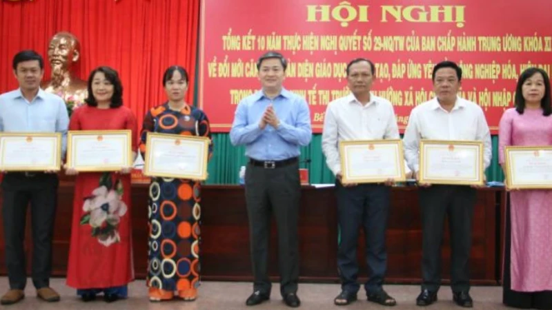 Bí thư Tỉnh ủy Bến Tre Lê Đức Thọ trao Bằng khen cho các tập thể có thành tích xuất sắc qua 10 năm thực hiện Nghị quyết số 29.