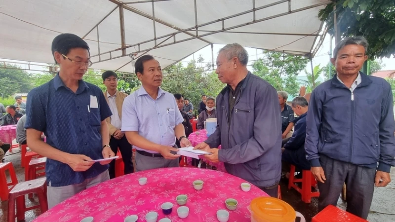 Đại diện Ban An toàn Giao thông tỉnh Gia Lai đến thăm, động viên gia đình anh Nguyễn Quang H.